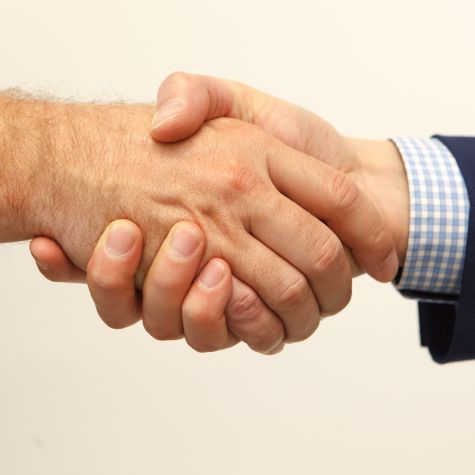 Die Aufnahme zeigt einen Handshake zwischen zwei Männern in der Nahaufnahme (Quelle: Photo by Constantin Wenning on Unsplash) Die Aufnahme zeigt einen Handshake zwischen zwei Männern in der Nahaufnahme